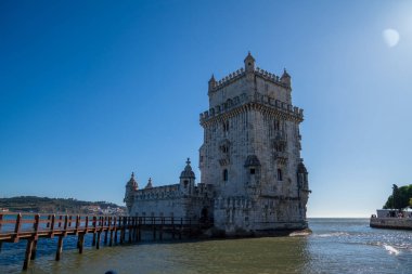Güneşli bir günde Belem Kulesi tarihi dönüm noktası