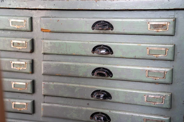 Cajón de armario de archivo gris madera con ranuras de etiqueta vacías — Foto de Stock