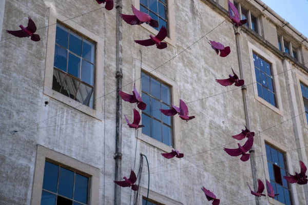 Aves de papel decorativo atadas en decorativo ambiente comercial — Foto de Stock