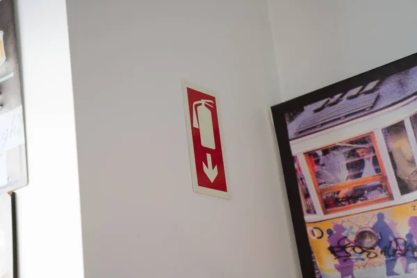 Fire extinguisher marker on white wall in restaurant area — Stock Fotó