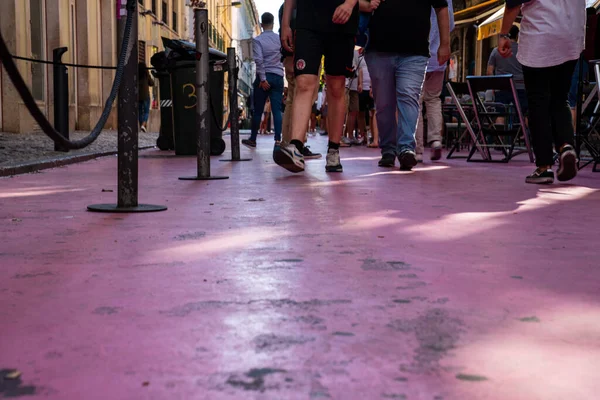 Varias personas caminando por el famoso distrito comercial de Pink Street en Lisboa — Foto de Stock