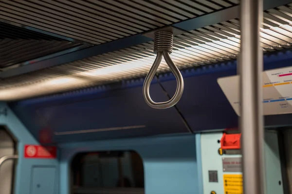 Mango de acero barra de seguridad y estabilidad en el sistema de metro de tránsito público — Foto de Stock