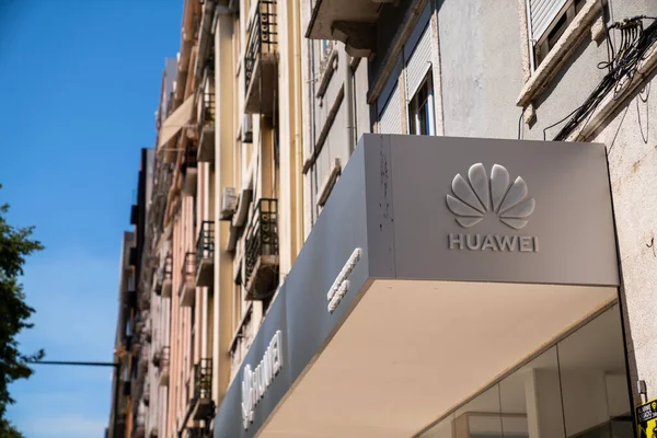 Huawei logo fuera de la oficina en Lisboa — Foto de Stock