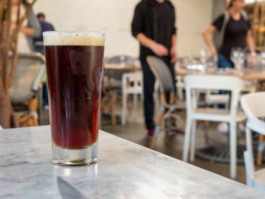 Lokantadaki masada oturan koyu siyah bira.