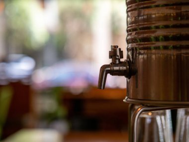 Çelik su soğutucusu ve içme suyu dağıtmak için musluk.