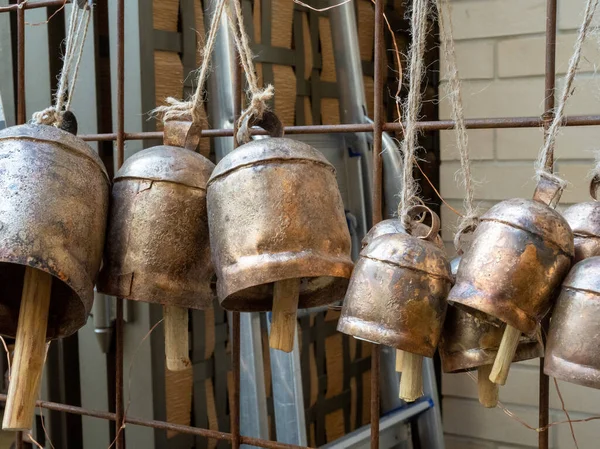 Linterna estilo gong campanas colgando de la cuerda en la pared —  Fotos de Stock