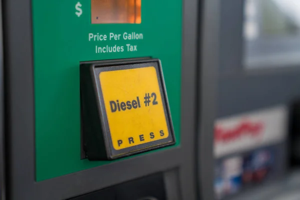 Zöld dízel üzemanyag gomb a benzinkút benzinpumpáján — Stock Fotó