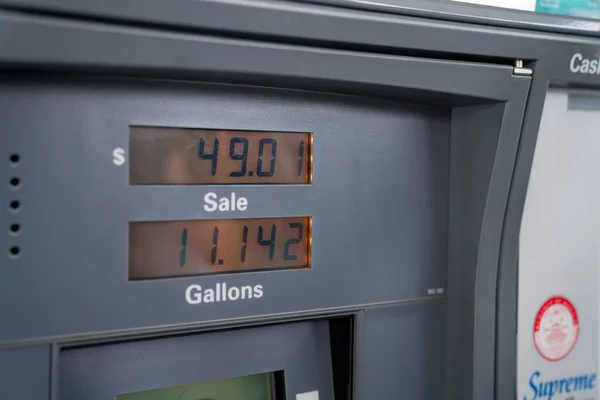 Cierre de la bomba de la gasolinera con galones y cantidad de dólares — Foto de Stock