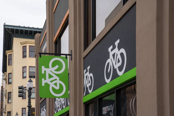 Bicicleta símbolos fuera de la tienda de estacionamiento ubicación en el entorno urbano — Foto de Stock