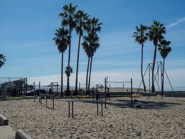 Män träning i öppen sandlåda område i Venedig Beach Muscle Beach — Stockfoto