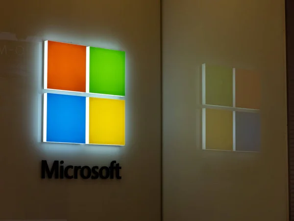Logotipo y reflexión de Microsoft fuera de la ubicación de Microsoft Store — Foto de Stock