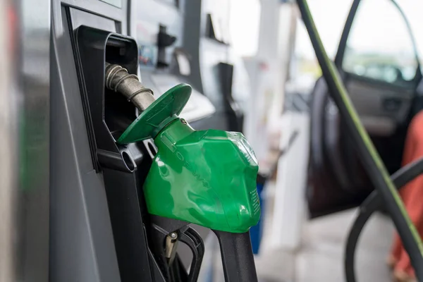 Boquilla de combustible diesel verde en posición de reposo en la bomba de la gasolinera — Foto de Stock