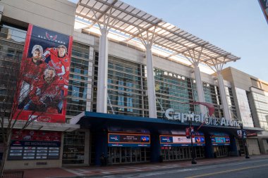 Capital One Arena girişi ve Caps hokey takımı reklamı