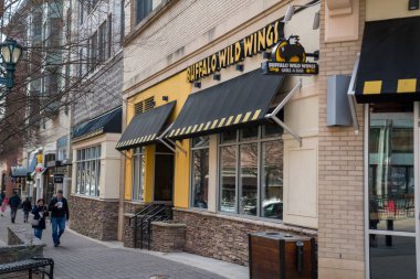 Buffalo Wild Wings restoranının caddedeki yeri.