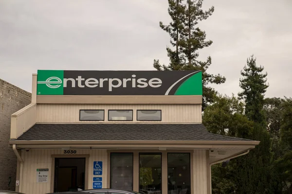 Enterprise alquilar un coche de entrada a la oficina — Foto de Stock