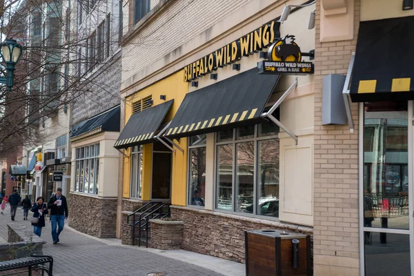 Buffalo Wild Wings restaurante ubicación en la calle con gente caminando por — Foto de Stock