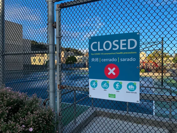 Parc aire de jeux fermée signe en raison de coronavirus covid-19 — Photo