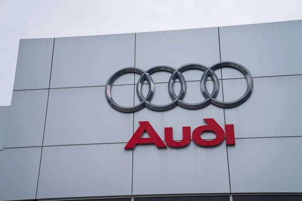 Audi logo de la voiture automobile et signe devant l'entrée du concessionnaire Images De Stock Libres De Droits