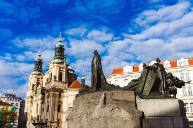 Seyahat Prag, eski şehir Meydanı, Staromestske namesti, Tarih Jan Hus anıt heykeli ve St. Nicholas Kilisesi, Çek Cumhuriyeti
