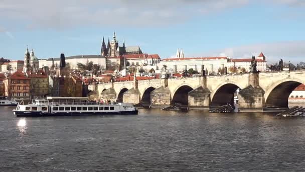 Plavby lodí a Karlův most. Pražského hradu a katedrály svatého Víta na pozadí.