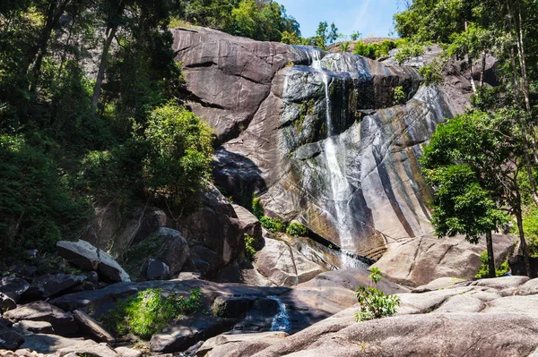 Gran cascada en montañas rocosas en la isla tropical Langkawi en Asia. Cascada de los Siete Pozos en Malasia — Foto de Stock