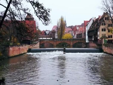 Pegnitz Nehri kanalı ile sonbahar baraj. Nürnberg. Bavyera. Almanya.