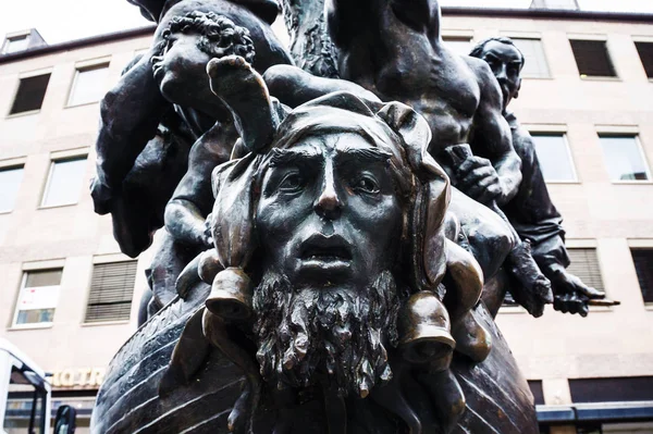 Detailaufnahme der Skulptur eines Narrenschiffs in Nürnberg, Bayern, Deutschland — Stockfoto