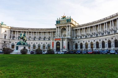 İmparatorluk Sarayı Hofburg Viyana, Avusturya'da Heldenplatz meydanında görünümünü.