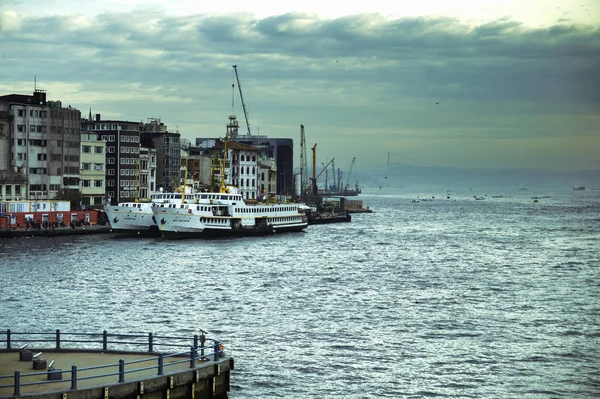 Nave nello stretto di bosphorus, Istanbul, Turchia — Foto Stock