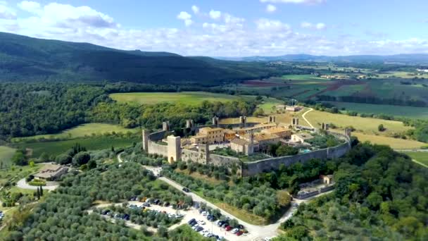 Безпілотні аерофотознімки чудового середньовічного села . — стокове відео