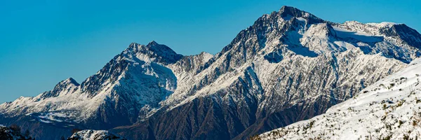 Alte montagne sotto la neve in inverno. — Foto Stock