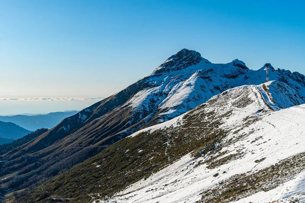 Montagne innevate invernali — Foto Stock