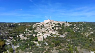 Gordes 'a bakın, Provence, Fransa' da tipik bir kasaba. Güzel bir köy, çatısı manzaralı.