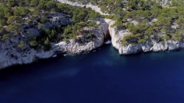 Provence 'deki Ulusal Calanques Parkı. Akdeniz kıyısında turkuaz suyu olan pitoresk körfez.