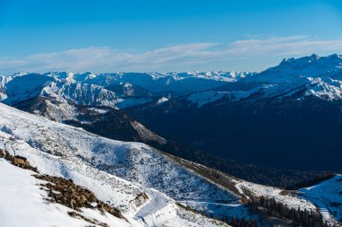Kar, güzel dağ zirvelerini kapladı