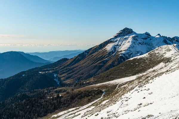 Paesaggio alpino con cime innevate — Foto Stock