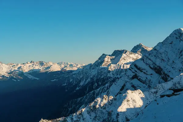 白雪覆盖着美丽的山峰 — 图库照片