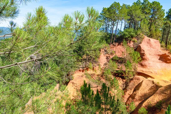 Roussillon, red rocks coloring ochre canyon in Provence — стоковое фото