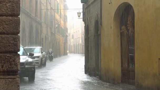 Clima Lluvioso Las Calles Antigua Ciudad Tradicional Italia Lluvia Cayendo — Vídeos de Stock