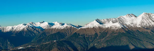 白雪覆盖着美丽的山峰 — 图库照片