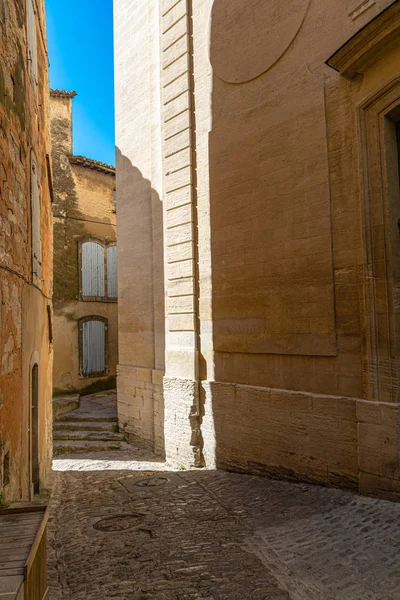 Strada stretta nel villaggio Gordes in Francia — Foto Stock