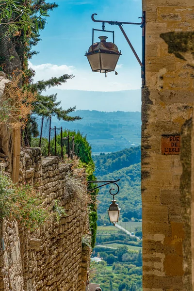 Strada stretta nel villaggio Gordes in Francia — Foto Stock