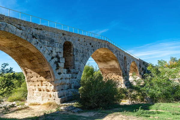 Puente romano antiguo hecho con piedras, Francia — Foto de Stock