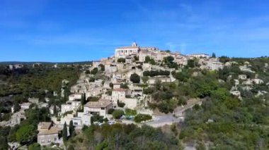 Gordes 'a bakın, Provence, Fransa' da tipik bir kasaba. Güzel bir köy, çatısı manzaralı.