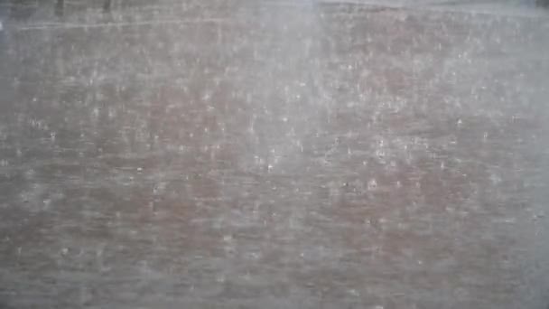Tempo piovoso sulle strade del centro storico tradizionale in Italia . — Video Stock