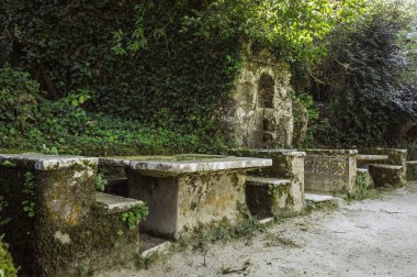 Capuchos manastırındaki eski bir kaynak, sintra Portekiz