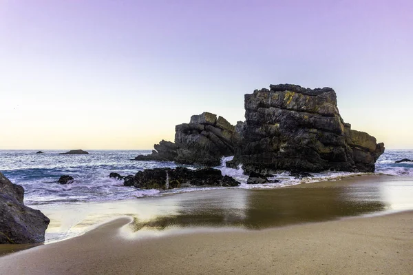 Océano ola y acantilados de roca en la playa de arena, Portugal — Foto de Stock