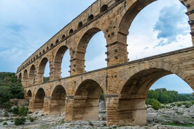 Pont du Gard, Fransa 'nın güneyindeki Roma su kemerinin bir parçasıdır.