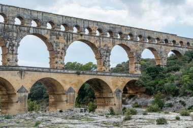 Pont du Gard, Fransa 'nın güneyindeki Roma su kemerinin bir parçasıdır.