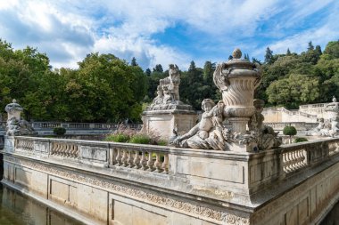 Nimes 'teki Jardin de la fontaine' de güzel bir çeşme